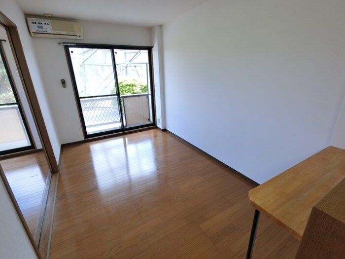 居室・リビング　リビング エアコン、カウンターテーブル付き