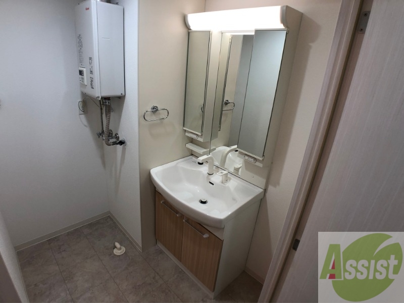 洗面設備　シャンプードレッサー。身支度はここでばっちりですね。