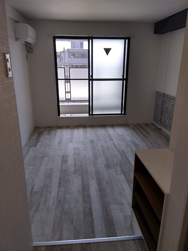 居室・リビング　同建物別号室の室内写真です。(404号室)