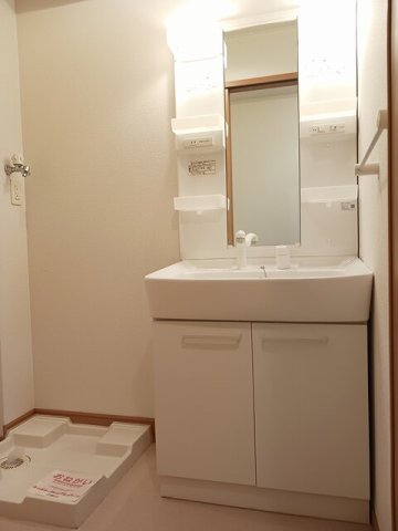 洗面設備　明るい洗面所です