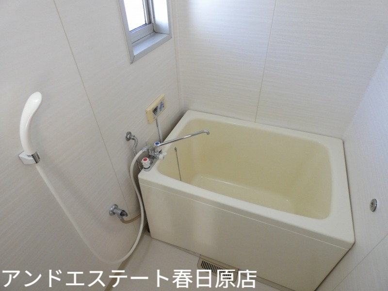 バス・シャワールーム　換気が出来る窓もあります