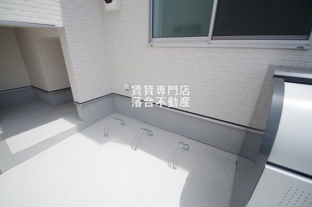 その他共有部分　敷地内駐輪場完備。敷地内ゴミ置場あり。