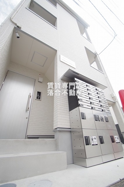 建物外観　築浅♪オートロック付きで安心♪便利な宅配ボックス完備♪
