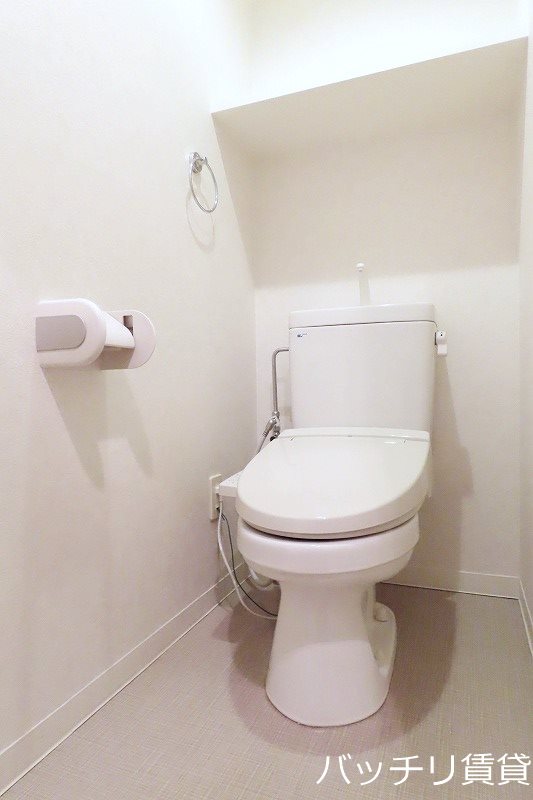 トイレ　画像は別号室タイプの為、現状を優先致します。