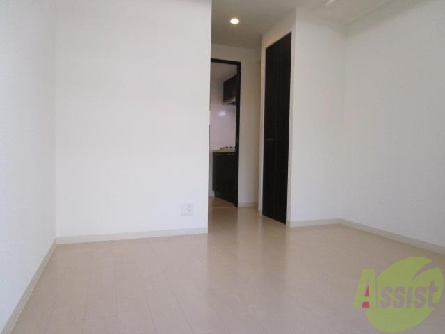 居室・リビング　白色のフローリングで明るいですよ