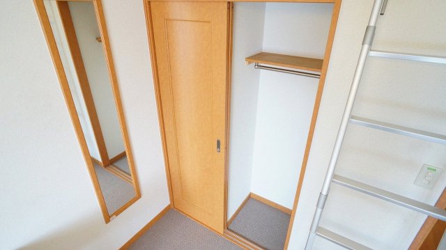 その他部屋・スペース　クロゼット横のフルレングスミラーで朝の身だしなみもバッチリ！