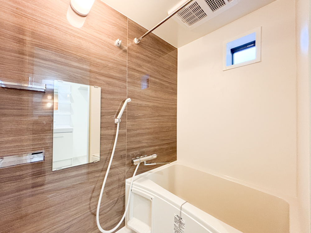 バス・シャワールーム　浴室乾燥暖房機付き！