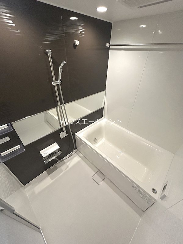 バス・シャワールーム　追い焚きや浴室乾燥機付きのきれいなお風呂です。