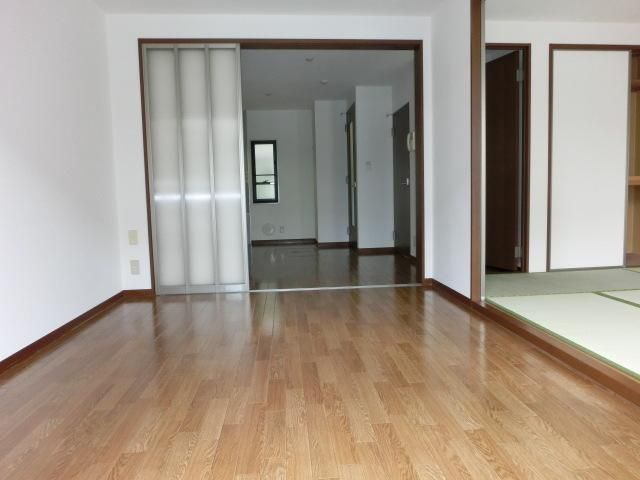 居室・リビング　南西向きの明るい居室