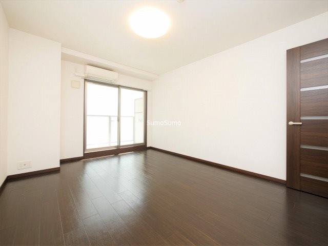 居室・リビング　こちらの居間で趣味の時間をお楽しみください