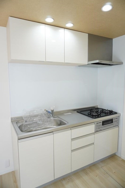 キッチン　収納キャビネットたっぷりのシステムキッチン