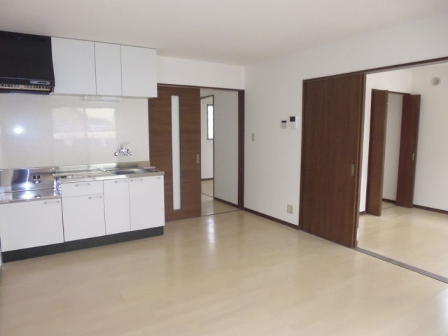 居室・リビング　白基調のフローリングが明るい雰囲気です