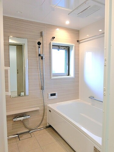 バス・シャワールーム　窓のある明るいバスルーム