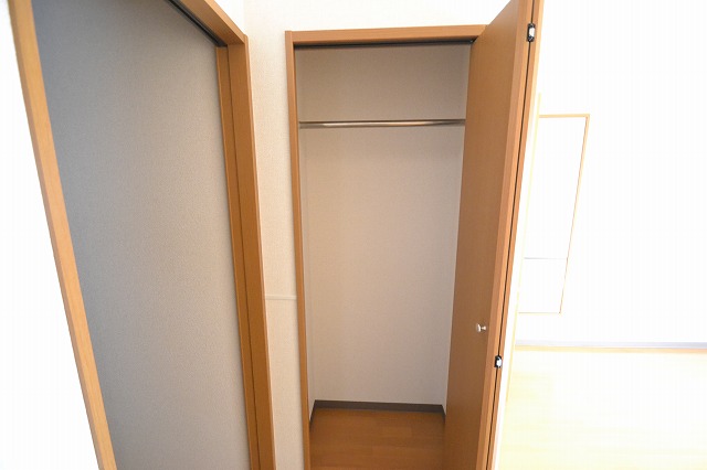 玄関　収納２つありますよ。