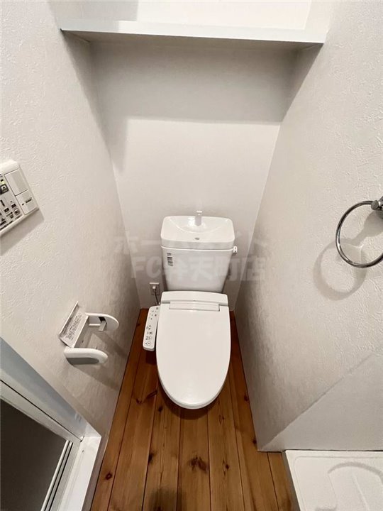 トイレ　落ち着いた色調のトイレです