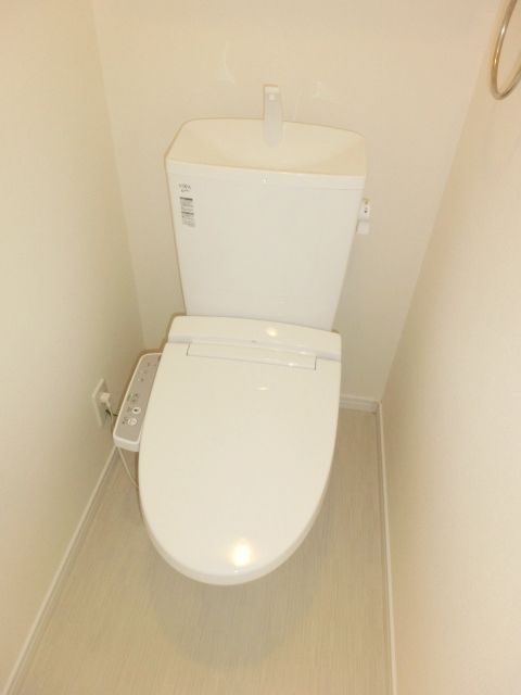 トイレ　温水洗浄便座付きのトイレ。