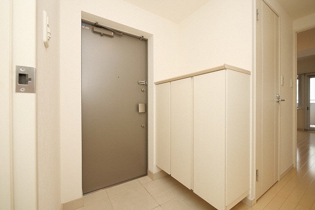 玄関　イメージとして同建物他部屋を表示しています