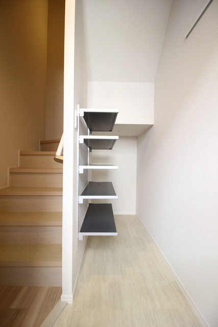 玄関　玄関にも収納が設置されているので使いやすい♪