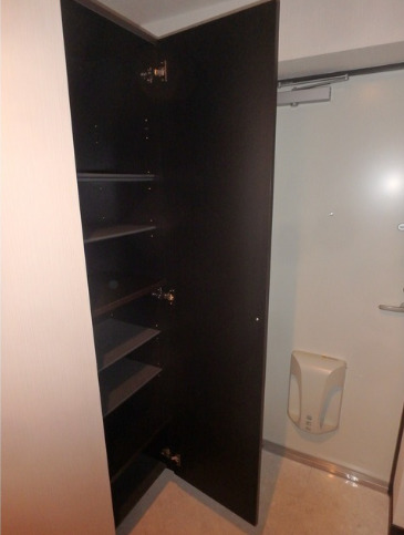 玄関　※写真は302号室です。 ※相違する場合は現況を優先いたしま