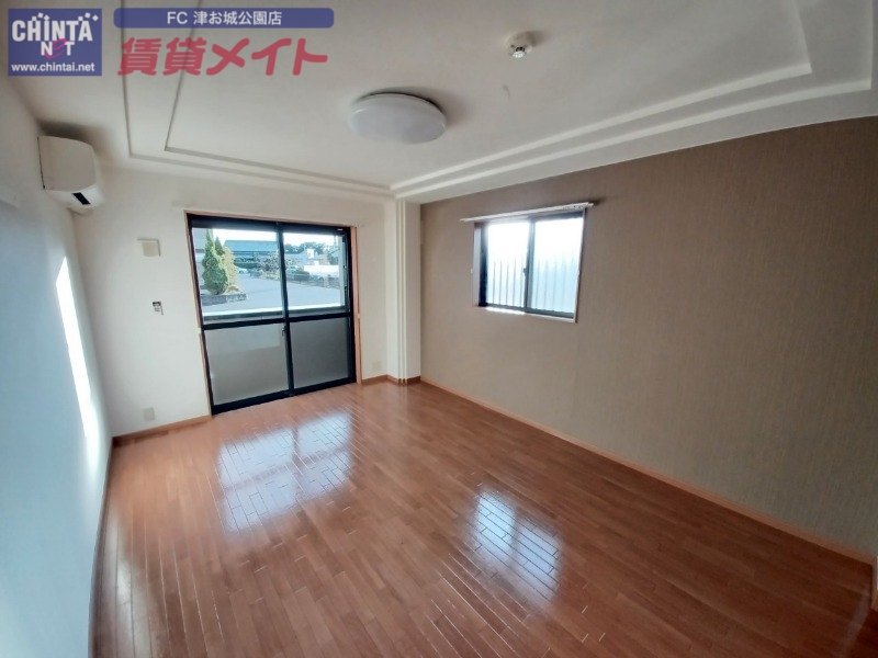 居室・リビング　同物件別室反転タイプ画像