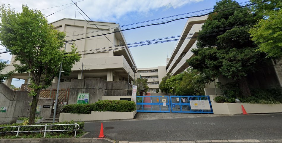 小学校　吹田市立片山小学校（小学校）まで681m