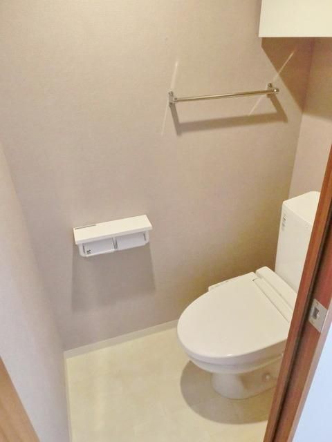 トイレ　★上部棚あり・ウォシュレット搭載★