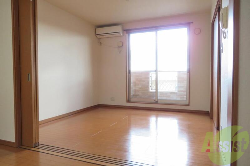 居室・リビング　こちらは、窓から入る日差しが眩しくて印象的なお部屋ですね～。
