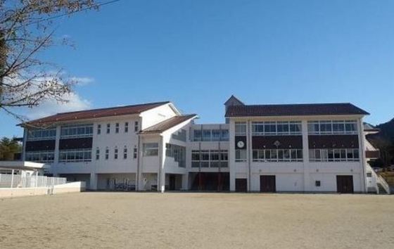 小学校　東広島市立三永小学校（小学校）まで725m