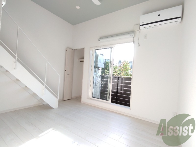 居室・リビング　広くきれいなリビングは明るい光も良く差します。