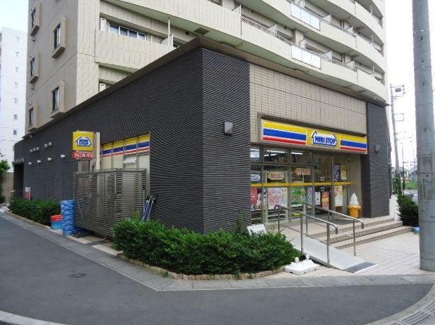 コンビニ　ミニストップ八潮駅北口店（コンビニ）まで587m