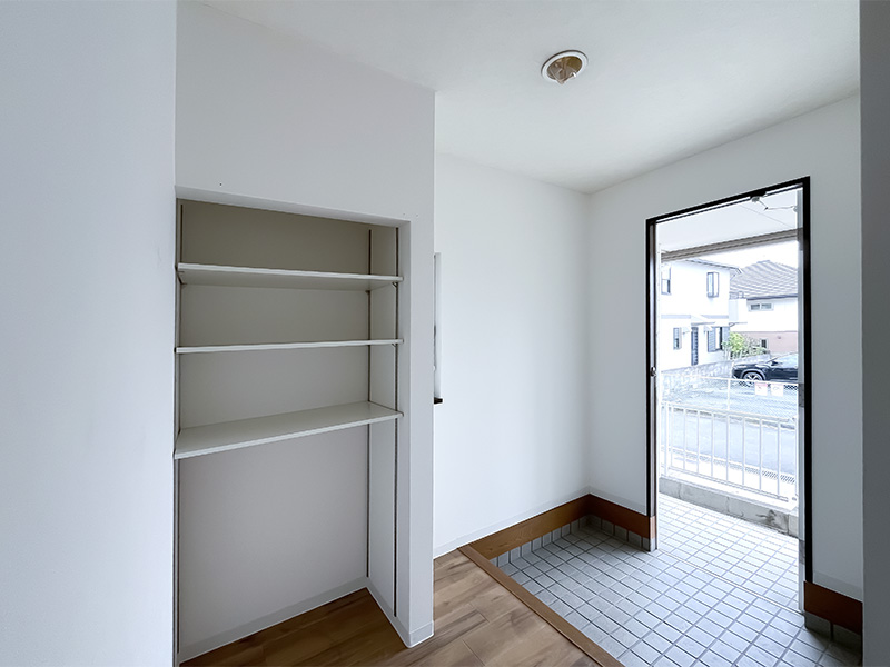 収納　玄関脇収納棚