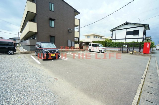 駐車場　駐車場があるので、車を買う予定の方も安心です