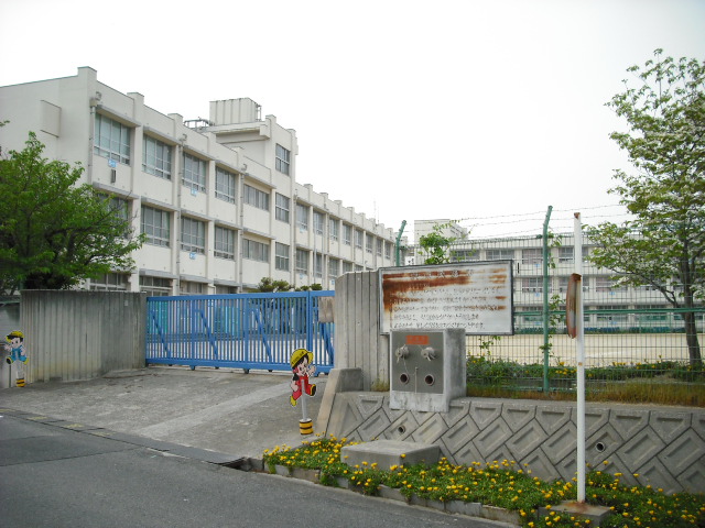 小学校　堺市立八田荘小学校（小学校）まで460m