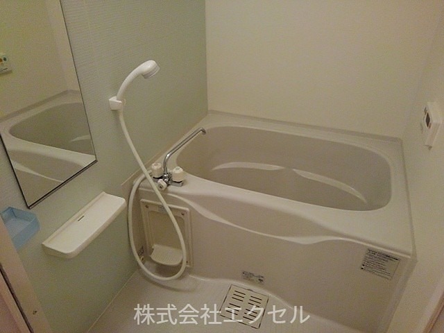 バス・シャワールーム　追い焚き機能付きのお風呂です。