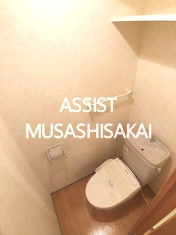 トイレ　写真：設備同仕様の別号室です