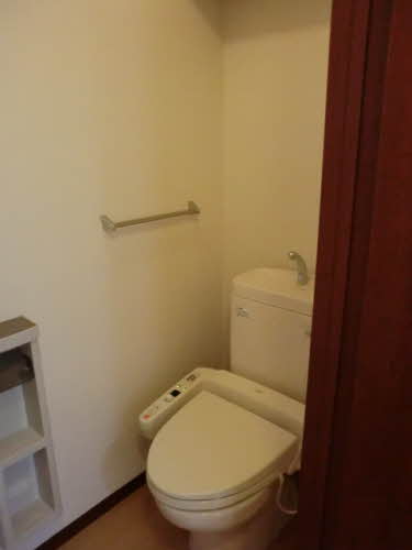 トイレ　落ち着いた色調のトイレです