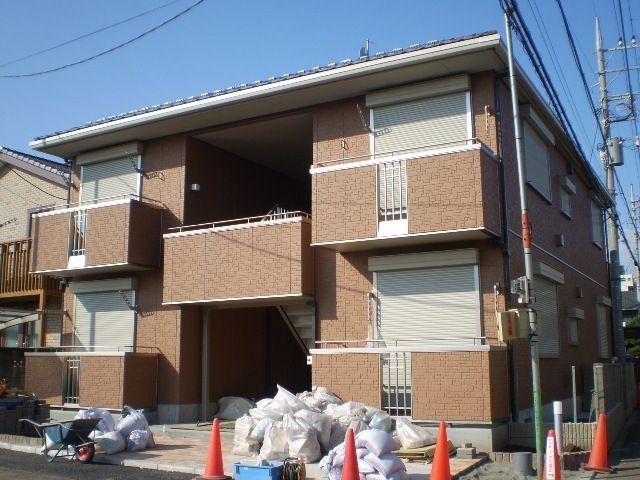 建物外観　☆１フロア２世帯♪中階段の建物です☆