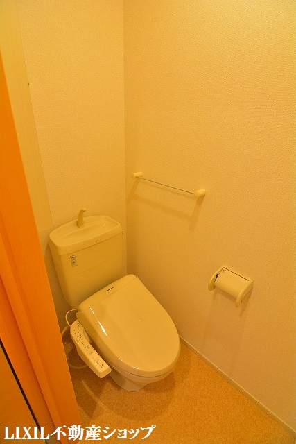トイレ　温水洗浄便座付のトイレです。