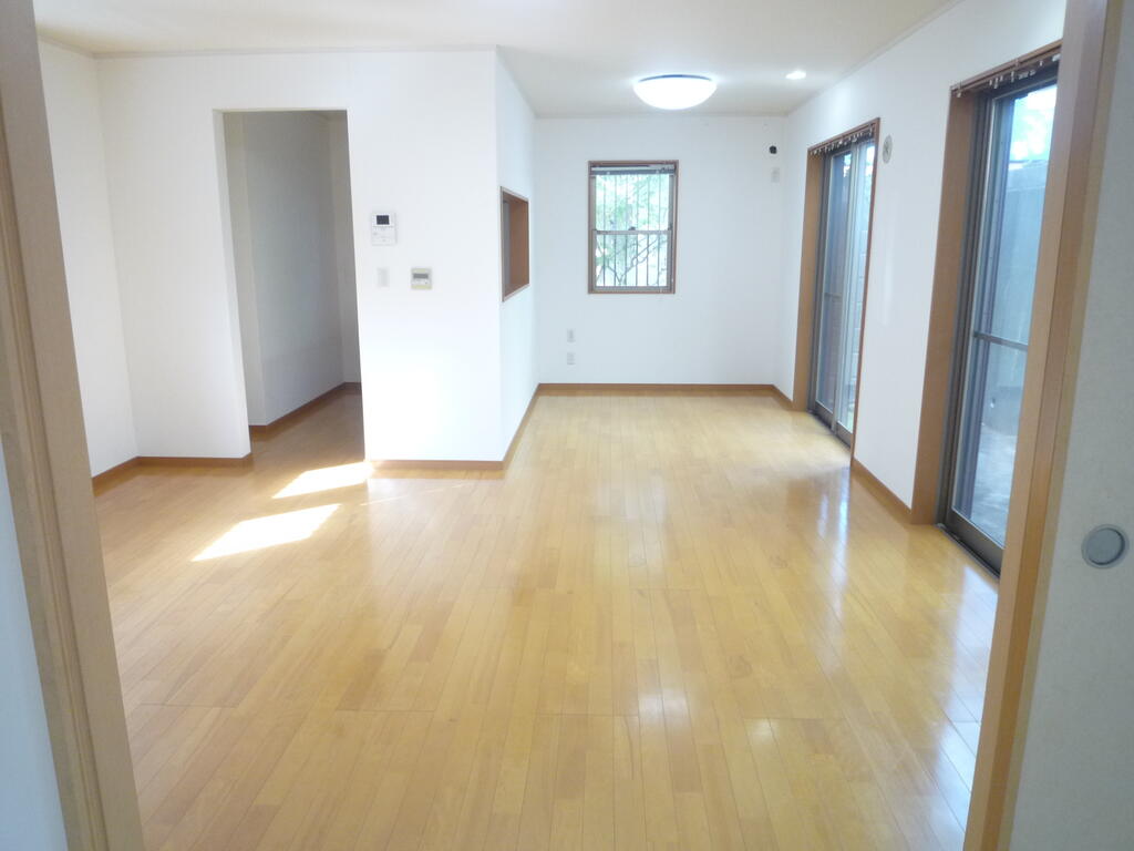峰岡町2丁目戸建ての居間写真