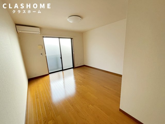 居室・リビング　同物件の別部屋になります。
