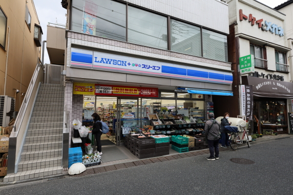 コンビニ　ローソン・スリーエフ六浦駅前店（コンビニ）まで707m