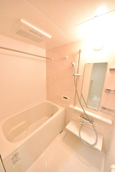 バス・シャワールーム　同型物件の写真を使用しております。