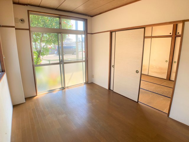 居室・リビング　別部屋同一間取りのお写真となります。