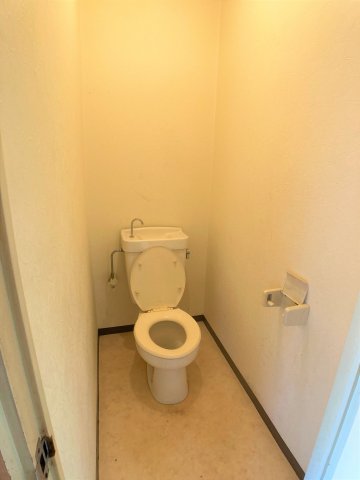 トイレ　別部屋同一間取りのお写真となります。