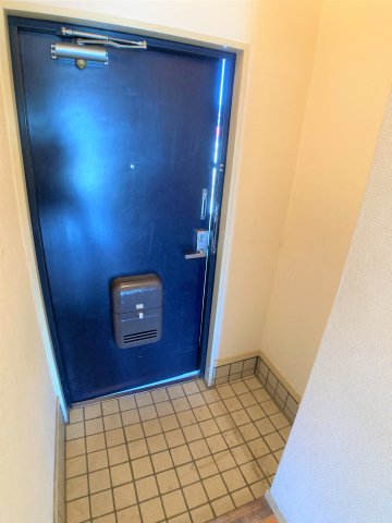 玄関　別部屋同一間取りのお写真となります。