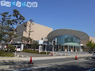 図書館　新潟市立中央図書館（図書館）まで748m