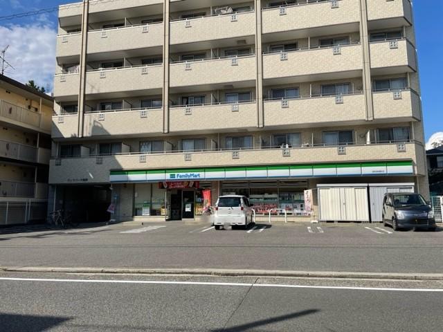 コンビニ　ファミリーマート 昭和狭間町店（コンビニ）まで633m