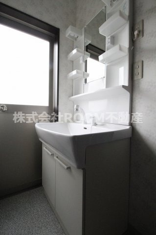 洗面設備　独立洗面台、朝の身支度には欠かせません