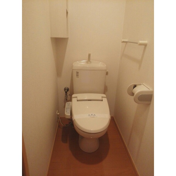 トイレ　温水洗浄機付き清潔感のあるトイレです♪