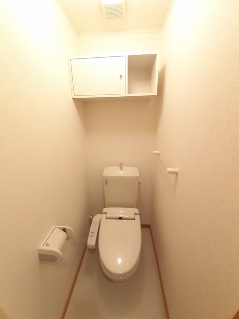 トイレ　落ち着いた色調のトイレです